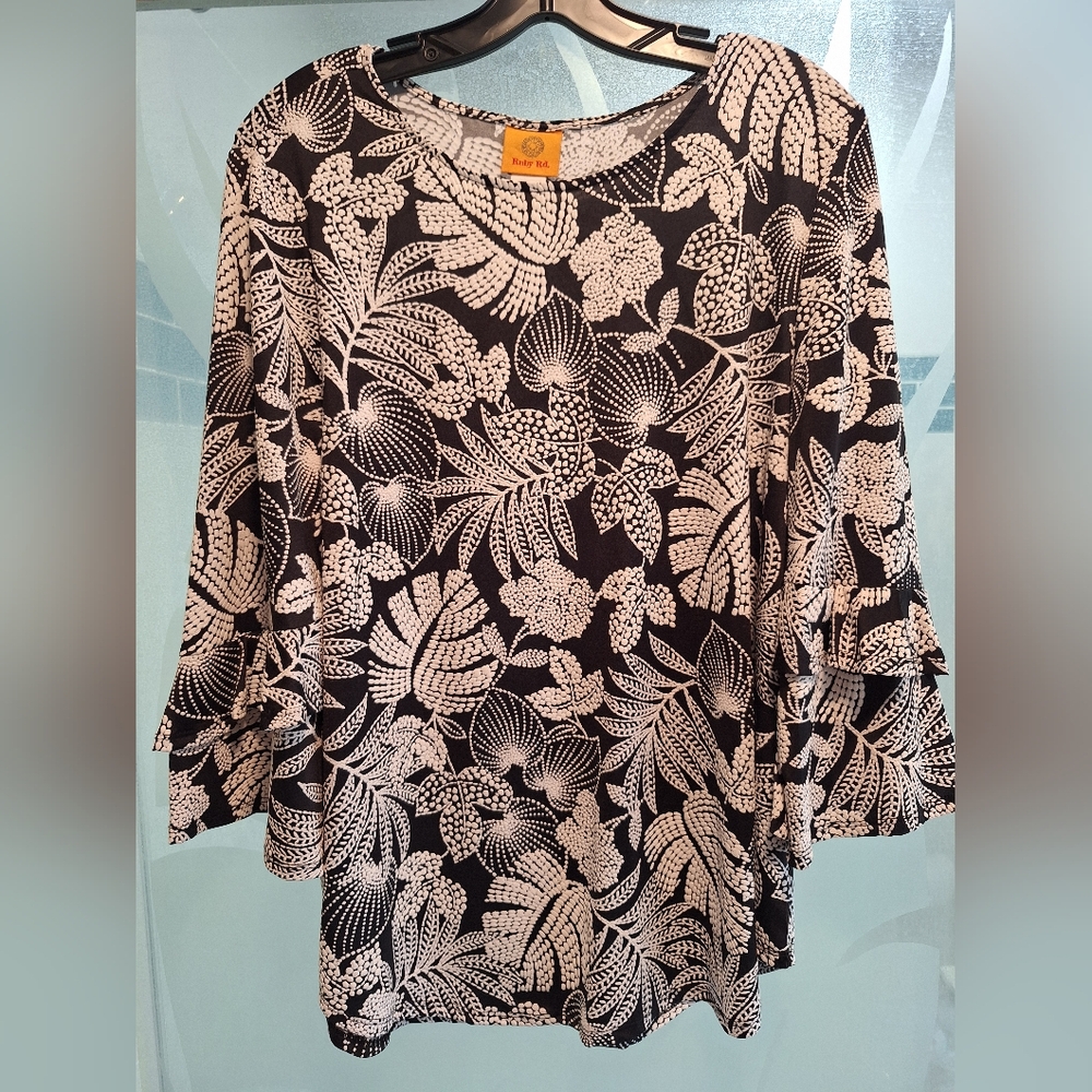 Ruby Rd. Black & White Floral-Leaf Print Tunic Never Worn